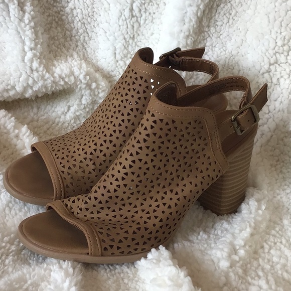 Women’s sandals. Size 7.5 NWOT - Picture 4 of 4